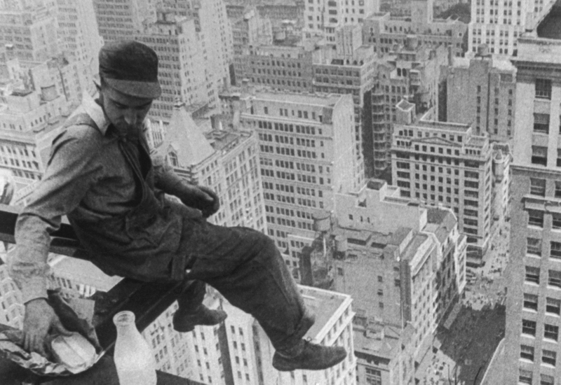 Illustration for article titled Death-Defying Photos Of Skyscraper Construction Workers Goofing Around
